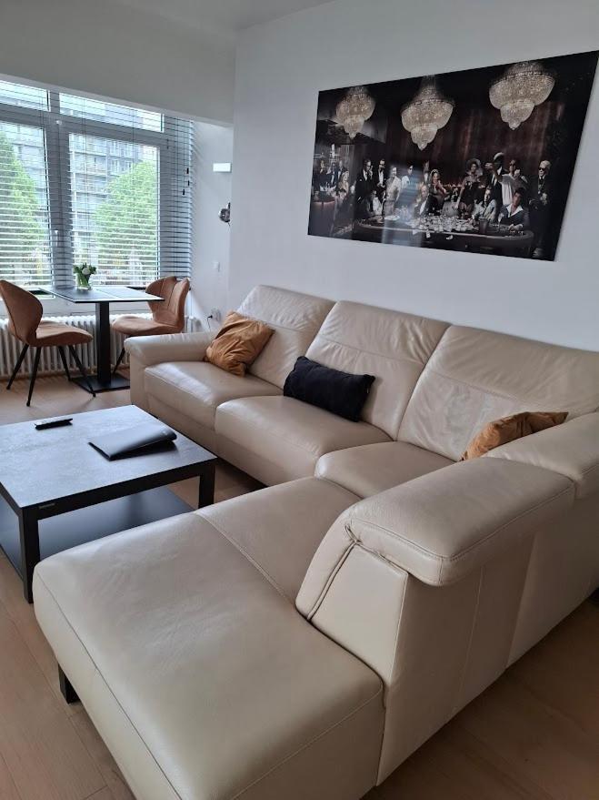 Lichtrijk En Comfortabel Hoekappartement Met Gratis Parking En Zeer Centraal Gelegen - Comme Chez Soi Ostenda Esterno foto