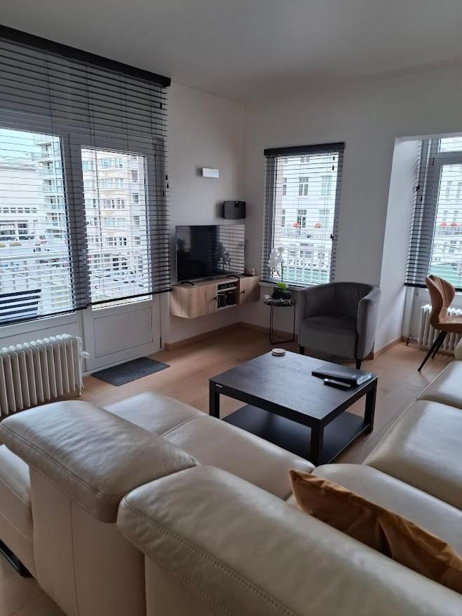 Lichtrijk En Comfortabel Hoekappartement Met Gratis Parking En Zeer Centraal Gelegen - Comme Chez Soi Ostenda Esterno foto