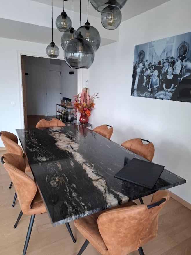 Lichtrijk En Comfortabel Hoekappartement Met Gratis Parking En Zeer Centraal Gelegen - Comme Chez Soi Ostenda Esterno foto